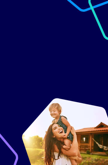 Foto de mulher com criana no ombro em primeiro plano e ao fundo uma residncia.