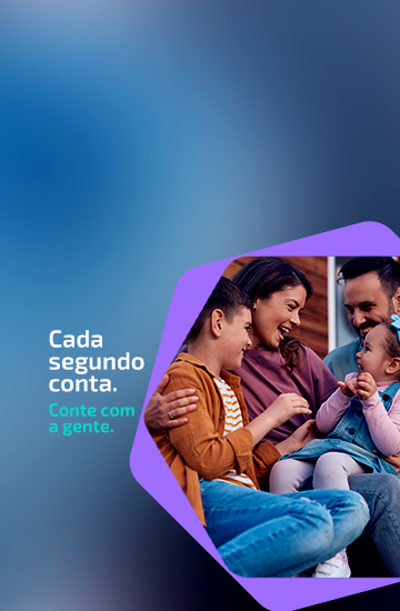 Me, pai, menino e menina, sentados e rindo
